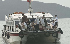 Quảng Ninh: 343 du khách mắc kẹt trên tàu ra đảo Quan Lạn được đưa vào bờ