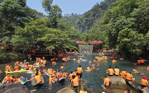 Nóng đỉnh điểm, 20.000 lượt du khách đổ xô đến Phong Nha