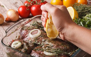 Ướp thịt sống cho nước mắm là sai bét: Thay bằng thứ này món ăn mềm mọng hơn ngoài hàng