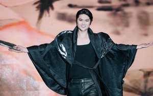 Siêu mẫu Đình Quyền làm vedette trong NDQ fashion show tại công viên trăm tỷ