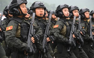 Ngắm nữ chiến sĩ cùng hàng nghìn người luyện diễu binh kỷ niệm 70 năm Chiến thắng Điện Biên Phủ