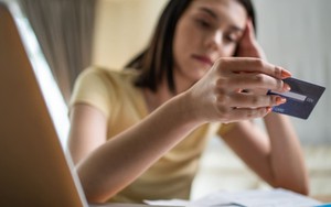 Tỉnh táo đi, đây là 3 cách khiến bạn rất dễ trở thành “chúa chổm” thông qua thẻ tín dụng