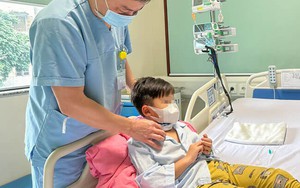 Bé trai 7 tuổi vỡ khí quản, nguy kịch tính mạng do ngã vào kệ tivi