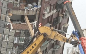 Động đất Đài Loan: Nghiêng tới 25 độ, tòa nhà biểu tượng 10 tầng bị phá