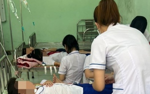 Bỏ đồ chơi vào bình nước uống dùng chung, 23 học sinh ngộ độc
