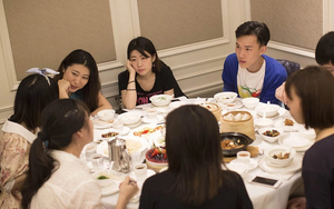 Mời 15 bạn cũ đi ăn nhưng đến nơi lại có 33 người, gọi món hết hơn 100 triệu đồng: Cô gái lặng lẽ làm 1 việc khiến cả lớp ê chề