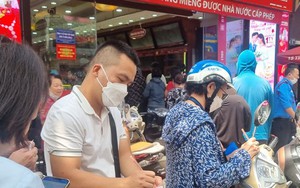 Điên cuồng giá vàng: Bế cả con 3 tháng đi xếp hàng mua bán như thời bao cấp