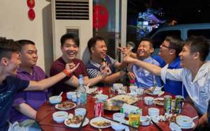 Buổi họp lớp quái gở: Không mất tiền còn được cho đồ cầm về nhưng tôi “cạch” tới già không bao giờ đi lần nữa