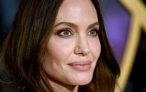 Angelina Jolie cảnh cáo hai vệ sĩ