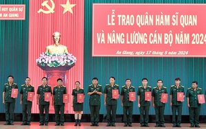 Trao quyết định thăng quân hàm, nâng lương cán bộ