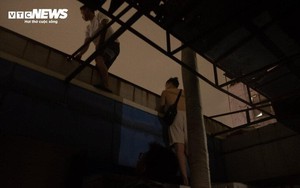 Cháy lớn ở Hà Nội, người dân leo lên mái tôn chạy lửa trong đêm
