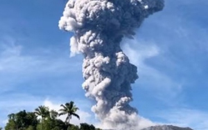 Núi lửa Ibu ở Indonesia phun trào, người dân từ 7 ngôi làng sơ tán