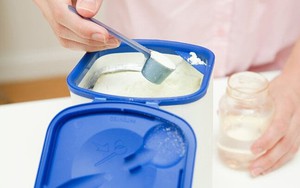 Bà dùng rượu pha sữa, cháu trai 4 tháng tuổi hôn mê
