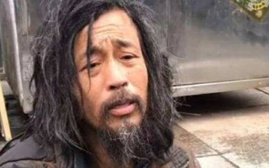 Người đàn ông ăn xin bỗng nổi tiếng sau một đêm, đổi đời thành triệu phú và được cả nước gọi là “thầy”: Lý do vô cùng bất ngờ