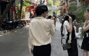 Thanh niên cầm máy ảnh dí sát mặt người đi đường gây tranh cãi: Nghệ thuật hay thô lỗ? Người trong cuộc nói gì?