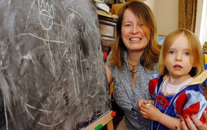 Cô bé 3 tuổi có IQ bằng Stephen Hawking gây chấn động nước Anh