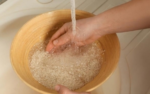 Thêm vài hạt muối vào gạo lúc đang vo có tác dụng gì?