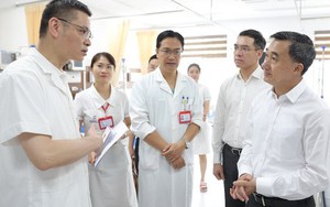Nữ bác sĩ bị tấm kính rơi vào người: Bệnh viện sắp xếp công việc phù hợp