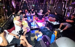 Kiểm tra quầy lễ tân và phòng karaoke VIP, Công an Hà Nội bắt giữ 2 khách, 1 nhân viên
