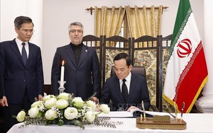 Phó Thủ tướng Chính phủ Trần Lưu Quang ghi sổ tang chia buồn tại Đại sứ quán Iran