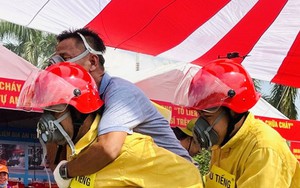Bộ Công an khen thưởng người dân giải cứu 4 người bị mắc kẹt trong nhà 3 tầng bốc cháy