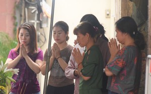 Nhiều người đến khu nhà trọ bị cháy ở Hà Nội thắp hương cho các nạn nhân xấu số