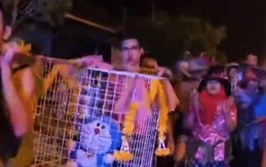 Thái Lan: Dân làng rước mèo Doraemon trong nghi lễ cầu mưa