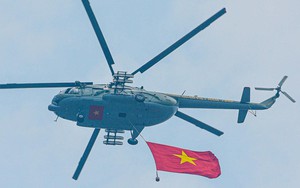 Dàn trực thăng trình diễn treo cờ trên bầu trời Điện Biên