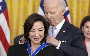 Tổng thống Joe Biden trao huân chương cho Dương Tử Quỳnh tại Nhà Trắng
