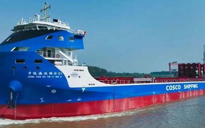 Trung Quốc vừa hạ thủy chiếc tàu chở container chạy điện lớn nhất thế giới: dài bằng 1 sân bóng, khối pin tương đương của 609 chiếc VinFast VF 9