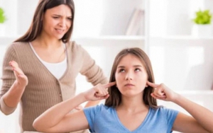 Con lười học, dán mắt vào điện thoại cả ngày, chồng tôi chỉ nói một câu mà đứa con gái bướng bỉnh liền tỉnh ngộ