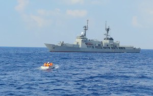Hải quân Việt Nam bàn giao ngư dân bị nạn cho tàu tuần tiễu Philippines