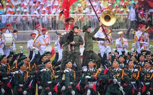 Khoảnh khắc em bé ở Điện Biên Phủ tươi cười trong mưa khiến hàng nghìn người xúc động, gây "bão mạng"