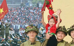"Em bé Điện Biên" dưới mưa khiến triệu người xúc động: Vừa về đến nhà vẫn không quên hỏi mẹ "con cười có tươi không?"