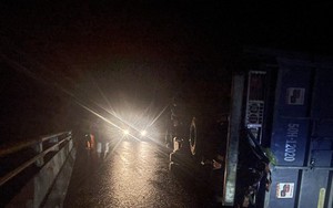 Xe tải đâm nhau trên tuyến La Sơn – Hòa Liên, một xe văng khỏi cầu