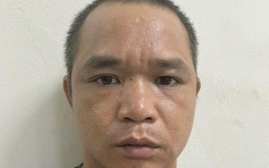 Công an bắt quả tang người đàn ông đang làm điều phạm pháp ở cổng chợ Long Biên