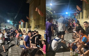 Hàng trăm phụ huynh xếp hàng canh chỗ, thức trắng cả đêm chờ nộp hồ sơ cho con vào lớp 1 ở Phú Thọ