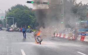 Xe máy bốc cháy ngùn ngụt giữa trời mưa ở Hà Nội