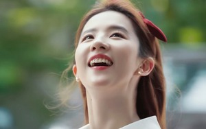 Netizen xứ Trung cùng nhau truy lùng danh tính chàng trai may mắn được Lưu Diệc Phi thích năm 19 tuổi