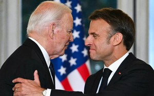 Căng thẳng đằng sau những lời chúc của ông Biden và Macron