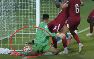 Tranh cãi: Cầu thủ Qatar bị tố "vớt bóng" từ ngoài sân vào để ghi bàn, trọng tài vẫn công nhận bàn thắng