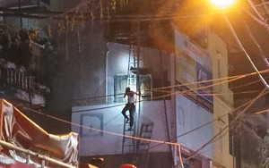 Vụ cháy nhà 4 người tử vong ở Hà Nội: Ánh đèn điện thoại le lói cầu cứu