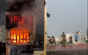 Khoảnh khắc nỗ lực phá tường cứu người trong vụ cháy nhà 6 tầng ở phố Định Công Hạ