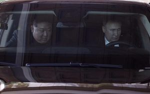 Tổng thống Vladimir Putin đích thân lái xe chở ông Kim Jong-un