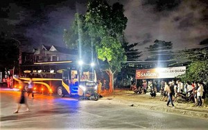 Xe máy đối đầu ô tô khách, 2 thanh niên chết thương tâm