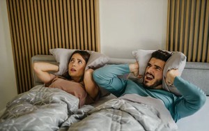 Khổ sở vì hàng xóm ‘tự sướng’ quá ồn
