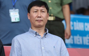 HLV Kim Sang-sik ra về sớm, không xem CLB Nam Định nâng cúp vô địch V.League