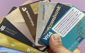 Mở thẻ ngân hàng lâu không dùng vẫn bị tính phí, phải làm sao?