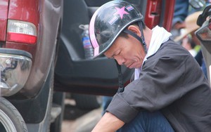 Người đàn ông nén nỗi buồn mất vợ đưa con đến trường thi tốt nghiệp