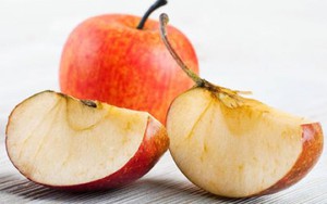 Gọt táo xong bị thâm thì có ăn được không? Mẹo khắc phục đơn giản mà hiệu quả, không phải ai cũng biết